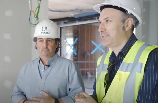 Director y alumni en una obra del Máster Internacional en Gestión de Proyectos de Construcción