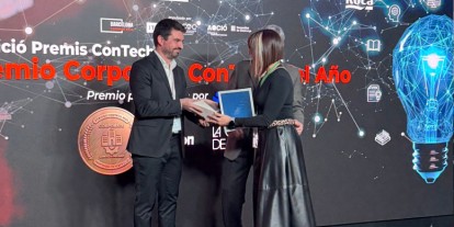 Pau F. Aldomà entregando premio