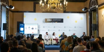 Asistentes a InfraBIM 2026 escuchan la mesa redonda en el Palacio Zurbano