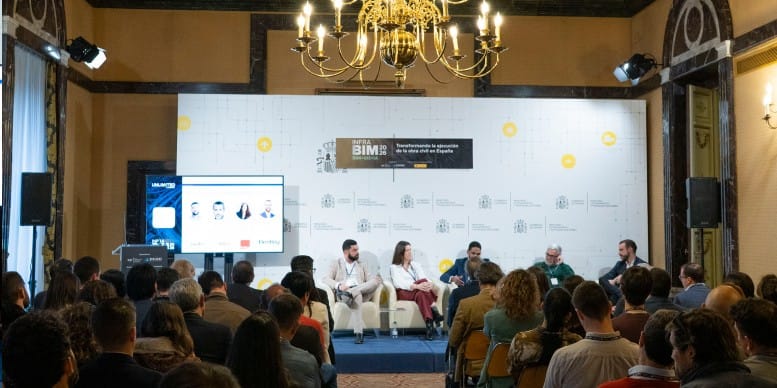 Asistentes a InfraBIM 2026 escuchan la mesa redonda en el Palacio Zurbano