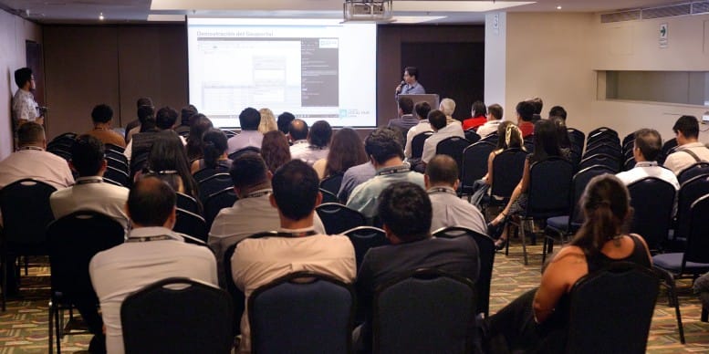 Asistentes al Local Hub Lima de ZIGURAT sentados escuchando las ponencias