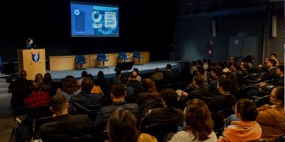 Público sentado en auditorio mirando al escenario durante ZIGURAT Local Hub Brasil