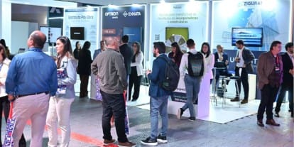 Imagen del stand de ZIGURAT durante ENIC 2026 y asistentes