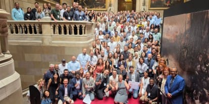 Foto grupal de los asistentes a la Student Week en las escaleras de la Universidad de Barcelona