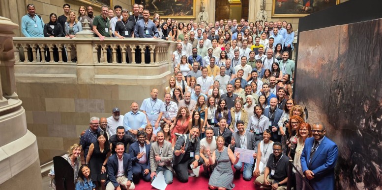 Foto grupal de los asistentes a la Student Week en las escaleras de la Universidad de Barcelona