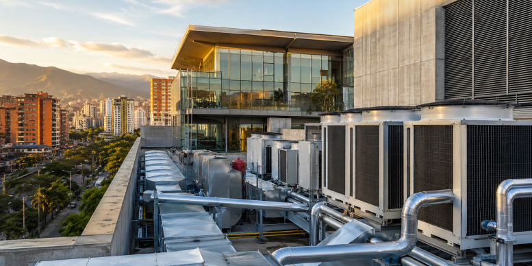 Instalación HVAC en un tejado de un edificio en América Latina