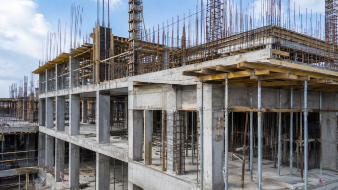 Imagen generada con IA de la estructura de un edificio en construcción