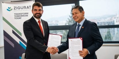 Pau F. Aldomà, CEO de ZIGURAT, y Edwin Chavarri, decano del CIP Lima, dándose la mano en las oficinas de ZIGURAT.