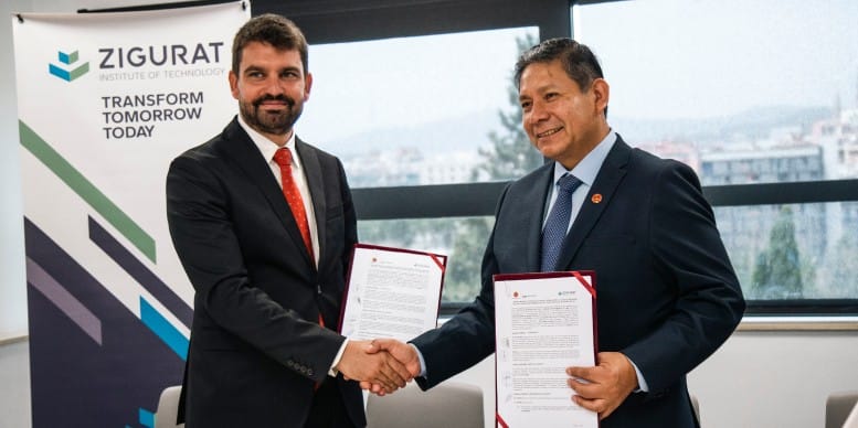 Pau F. Aldomà, CEO de ZIGURAT, y Edwin Chavarri, decano del CIP Lima, dándose la mano en las oficinas de ZIGURAT.
