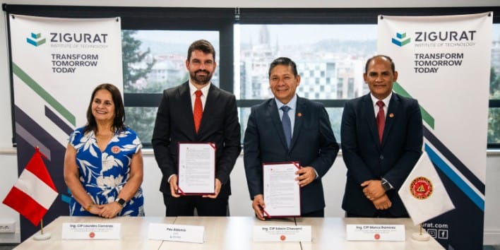 Pau F. Aldomà junto a la delegación del CIP Lima